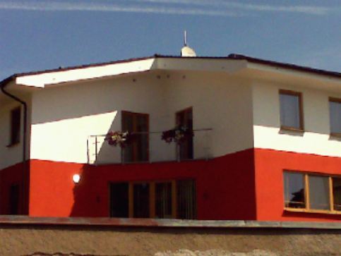 Foto rodinného domu - barevná fasáda